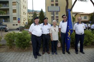 /La figlia dell'Amm. Birindelli saluta i  partecipanti alla manifestazione..