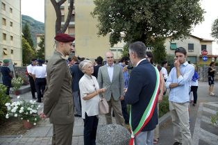 /La figlia dell'Amm. Birindelli saluta i  partecipanti alla manifestazione. 