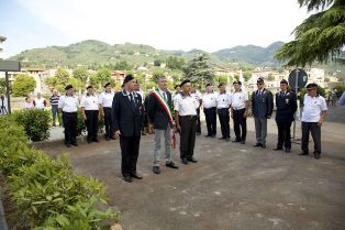 /Inizio cerimonia con il rappresentante del Comune di Pescia il Nostro Presidente Michele Nicastro, ed il Con Consigliere Regionale ANMI Pier Angelo Salani.