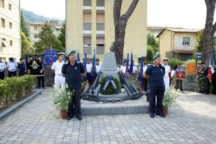 /Due ex arditi incursori presidiano il monumento ai caduti dello Scir.