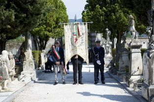 /La cerimonia prosegue al Cimitero Urbano di Pescia per deposizione corona sulla tomba dell'Amm. MOVM Gino Birindelli.