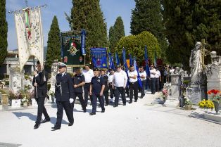 /La cerimonia prosegue al Cimitero Urbano di Pescia per deposizione corona sulla tomba dell'Amm. MOVM Gino Birindelli.