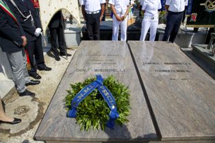 /La cerimonia prosegue al Cimitero Urbano di Pescia per deposizione corona sulla tomba dell'Amm. MOVM Gino Birindelli.