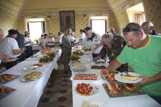 /I figli dell'Amm. Birindelli hanno saluto tutti i parteciapnti presso il Convento---