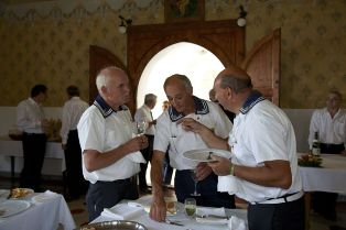 /I figli dell'Amm. Birindelli hanno saluto tutti i parteciapnti presso il Convento---