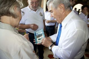 /La Signora Birindelli riceve in omaggio il libro della X Mas.