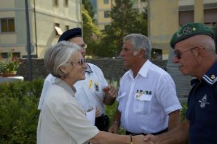 /La figlia dell'Amm. Birindelli saluta i  partecipanti alla manifestazione..