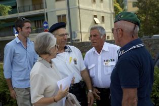 /La figlia dell'Amm. Birindelli saluta i  partecipanti alla manifestazione..