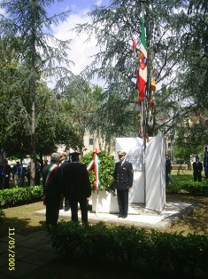 Autorit schierate di fronte al monumento