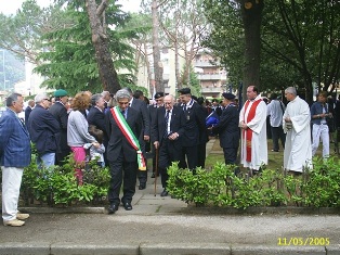 Le autorit lasciano il luogo dell'inaugurazione